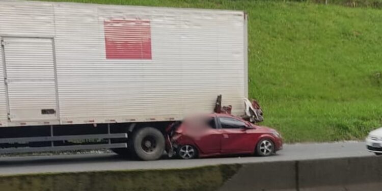 Duas pessoas morrem em acidente na BR-376, entre PR e SC