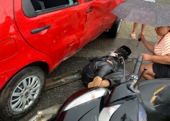 Mulher fica ferida após bater moto contra carro em Jaraguá