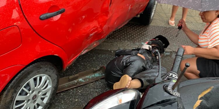 Mulher fica ferida após bater moto contra carro em Jaraguá