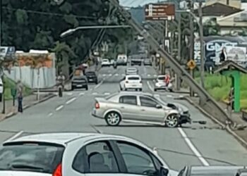 Carro colide em poste e mulher e bebê ficam feridos em Jaraguá do Sul