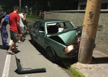 Carro bate em poste em Jaraguá do Sul