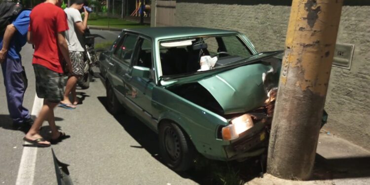 Carro bate em poste em Jaraguá do Sul