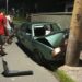 Carro bate em poste em Jaraguá do Sul