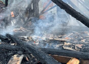 [Vídeo] Incêndio destrói duas casas em Schroeder