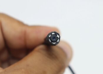 Homem instala micro câmera no tênis para filmar partes íntimas de colegas de trabalho em Jaraguá