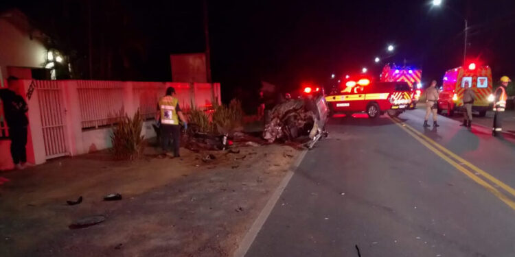 Motorista embriagado invade a contramão, colide em moto e dois jovens morrem em SC