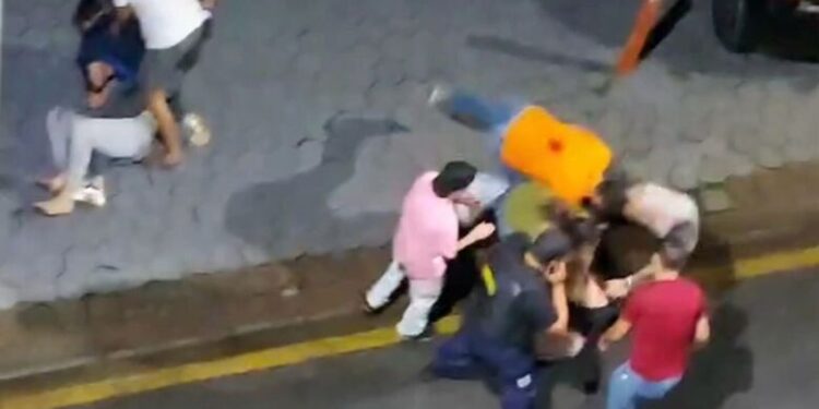 [Vídeo] Briga generalizada em Jaraguá do Sul termina com mulheres feridas