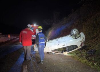 Motorista perde controle da direção e carro capota na BR-280, em Guaramirim