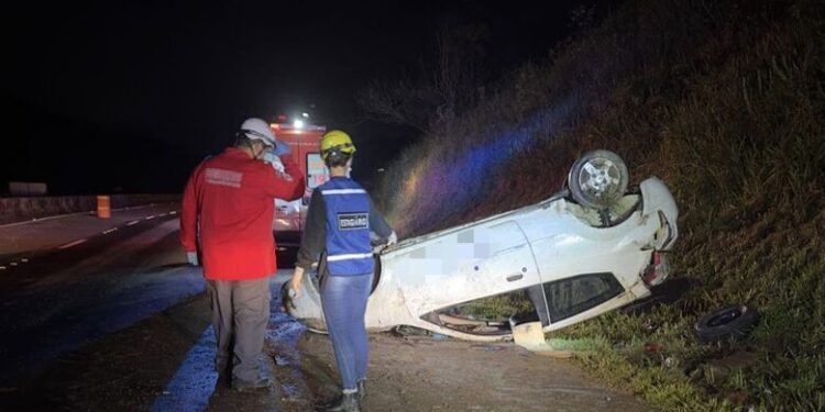 Motorista perde controle da direção e carro capota na BR-280, em Guaramirim