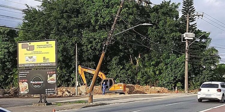 Caminhão enrosca na fiação e quase 4 mil unidades ficam sem energia em Jaraguá do Sul