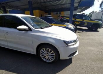 Adolescentes viajam de carro escondidos dos pais e são parados na BR-280