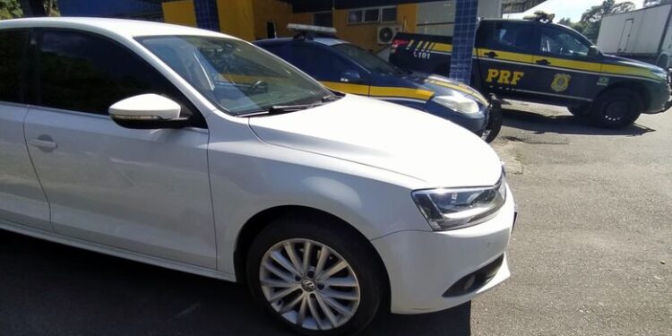 Adolescentes viajam de carro escondidos dos pais e são parados na BR-280