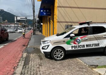 Morador de rua é detido após perturbar comerciantes no Centro de Jaraguá