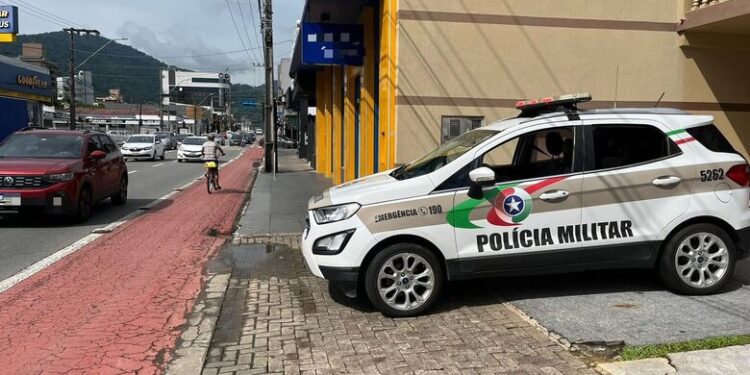 Morador de rua é detido após perturbar comerciantes no Centro de Jaraguá