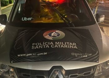Mulher pula de carro em movimento durante assalto com arma de fogo em SC