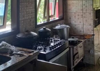 Morador usa gasolina para acender churrasqueira e casa é incendiada em SC