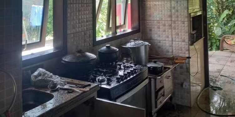Morador usa gasolina para acender churrasqueira e casa é incendiada em SC