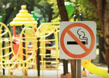 Deputados aprovam proibição de consumo de cigarro em parques infantis de SC