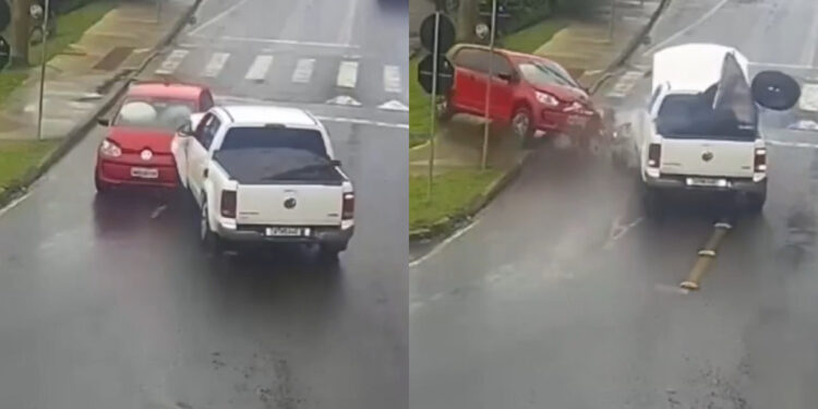 [Vídeo] Carro bate contra poste após ser atingido em SC