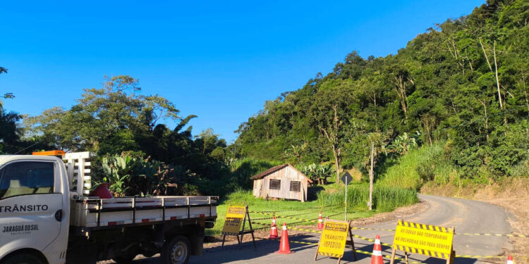Trecho da Rua Edmundo Koch, em Jaraguá, totalmente interditado