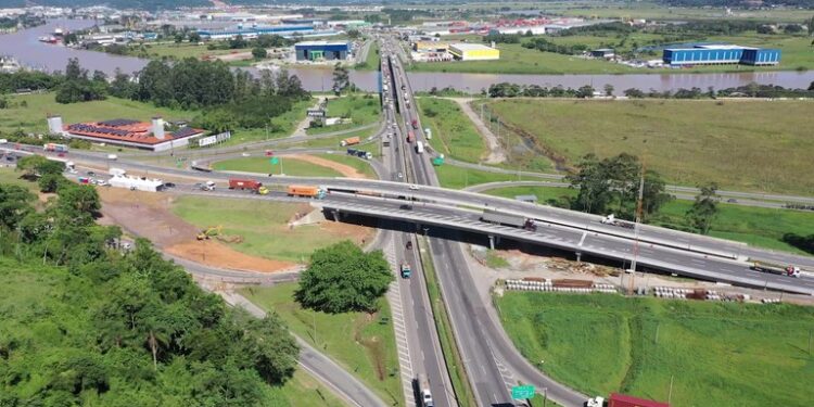 Viaduto entre a BR-470 e a BR-101 é inaugurado, em Navegantes