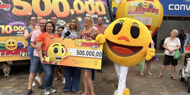 [Vídeo] Moradora de Guaramirim recebe prêmio de R$ 500 mil da Trimania