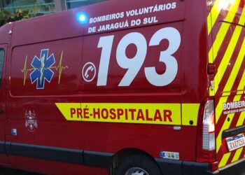 Motociclista fica gravemente ferida após acidente com caminhão em Jaraguá do Sul