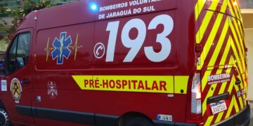 Motociclista fica gravemente ferida após acidente com caminhão em Jaraguá do Sul