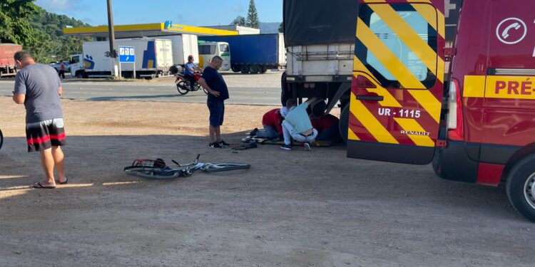 Idosa é atingida por carreta em Corupá