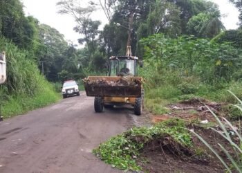 [Fotos] Equipe da Prefeitura de Jaraguá faz nova limpeza em depósito irregular de lixo