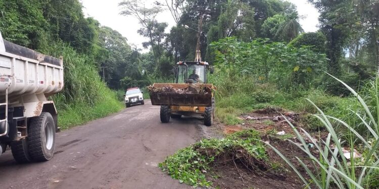[Fotos] Equipe da Prefeitura de Jaraguá faz nova limpeza em depósito irregular de lixo