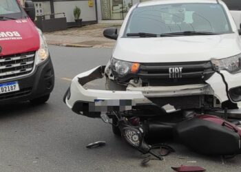 Motociclista fica ferido após bater de frente contra carro em Jaraguá do Sul