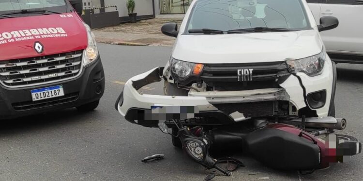 Motociclista fica ferido após bater de frente contra carro em Jaraguá do Sul