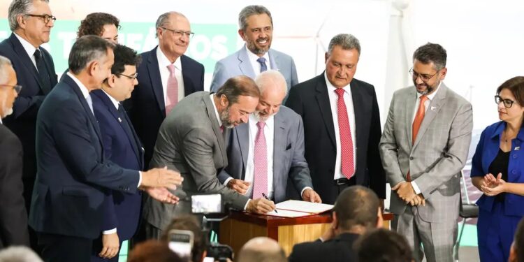 Lula assina MP que prevê redução de 3,5% a 5% na conta de luz