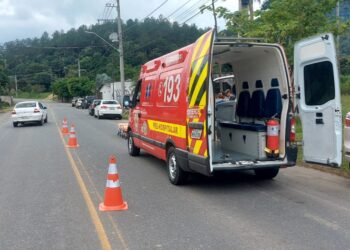 Ciclista fica gravemente ferido após acidente com carro em Schroeder