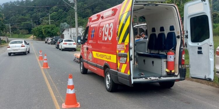 Ciclista fica gravemente ferido após acidente com carro em Schroeder
