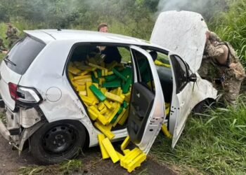 [Vídeo] Adolescente capota carro carregado com meia tonelada de maconha