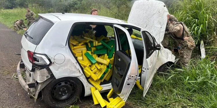 [Vídeo] Adolescente capota carro carregado com meia tonelada de maconha