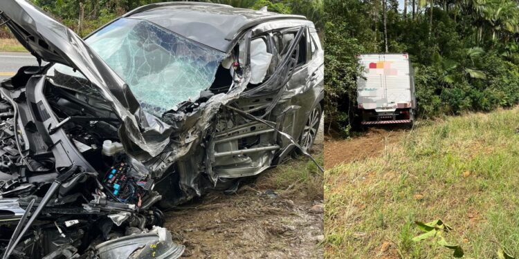 Três pessoas ficam feridas após acidente entre carro e caminhão na SC-108, em Guaramirim