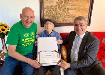 Lunelli e Hang entregam homenagem a Walter Orthmann, que trabalha há 86 anos na mesma empresa