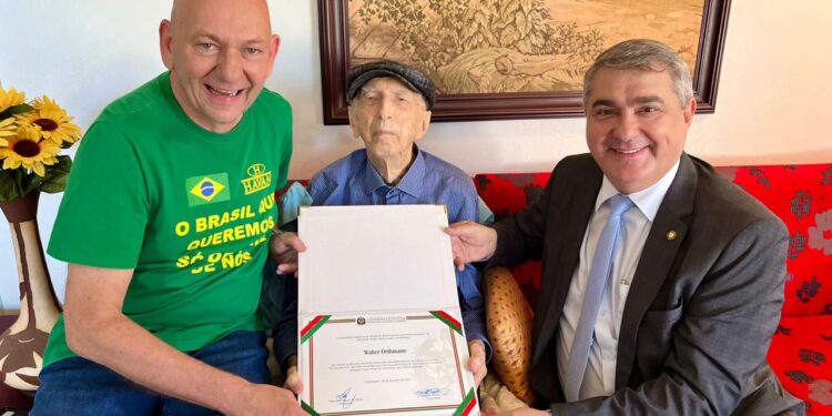 Lunelli e Hang entregam homenagem a Walter Orthmann, que trabalha há 86 anos na mesma empresa