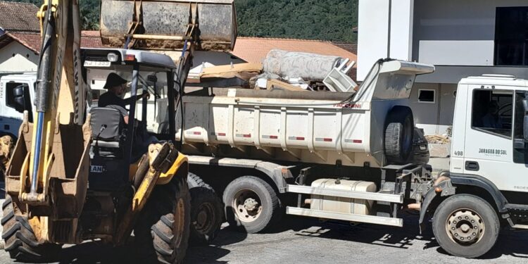 [Jaraguá] Bota Fora recolhe mais de 132 toneladas de materiais no fim de semana