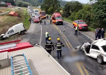 Grave acidente entre carros e carretas deixa mortos na BR-470