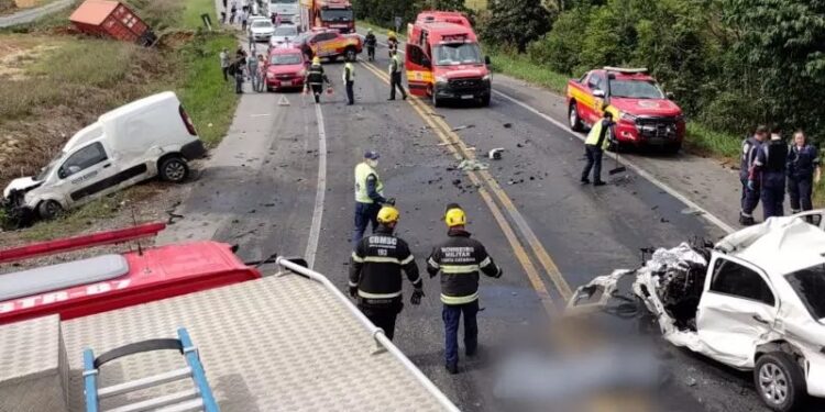 Grave acidente entre carros e carretas deixa mortos na BR-470