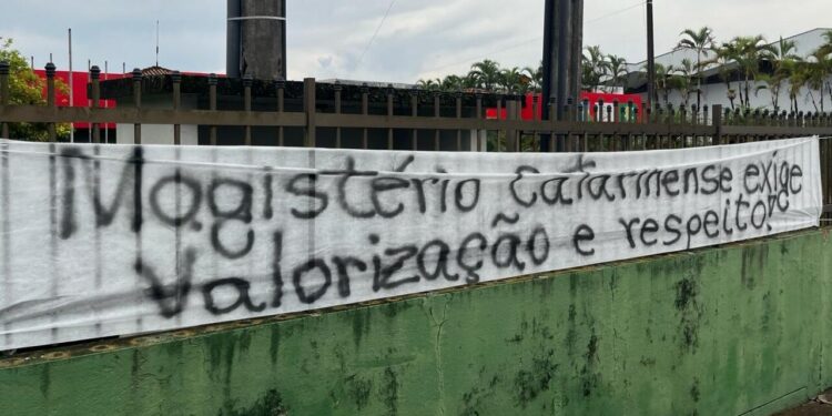 Cerca de 150 professores estão em greve na regional de Jaraguá do Sul