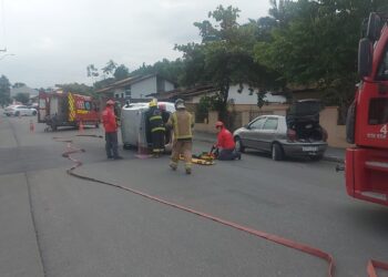 Idosa bate carro contra veículo estacionado e capota em Schroeder