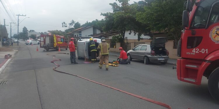 Idosa bate carro contra veículo estacionado e capota em Schroeder