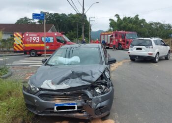 Acidente entre dois carros deixa feridos em Schroeder