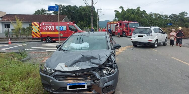 Acidente entre dois carros deixa feridos em Schroeder