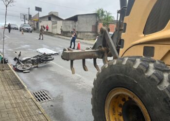 [Vídeo e fotos] Motociclista morre após bater contra patrola em Jaraguá do Sul